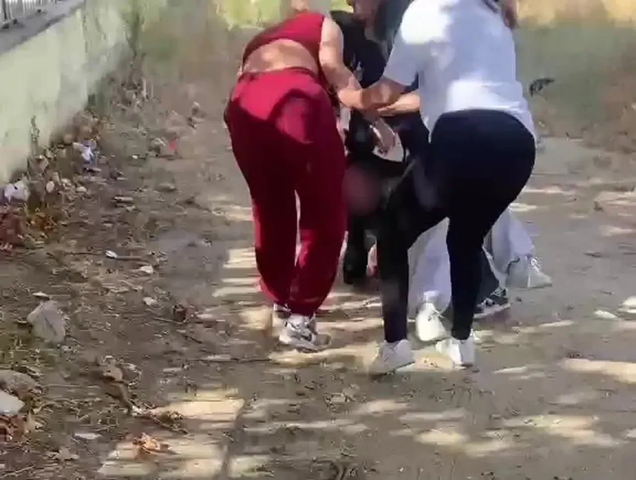 Denizli'de akran dehşeti: Ortaokullu kızı çeşme başında dakikalarca darp ettiler