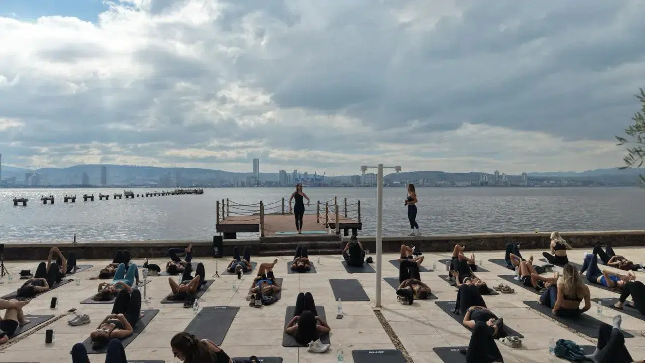 İzmir’in sahil hattında sporla gelen yaşam enerjisi: Neva ve Riva Yalı’dan özel davet