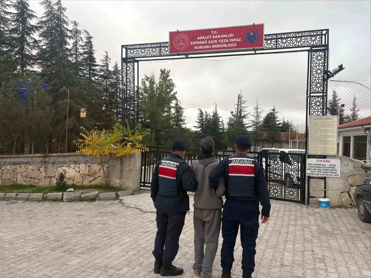 Afyonkarahisar'da huzur operasyonu: 42 firari kıskıvrak yakalandı