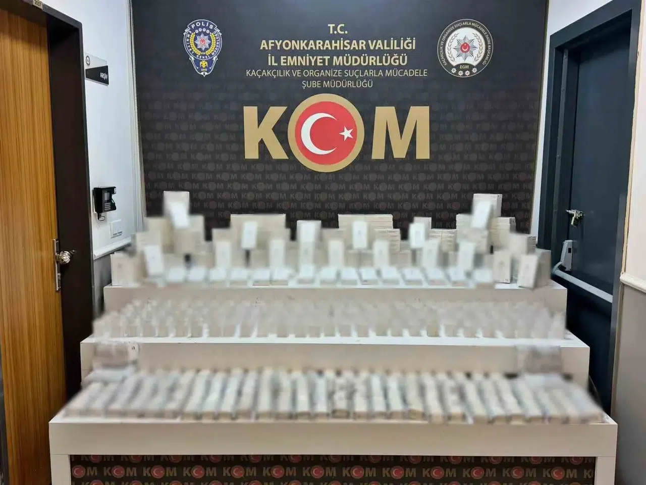 Bolvadin yolunda kaçak operasyonu: Binlerce aksesuar ele geçirildi