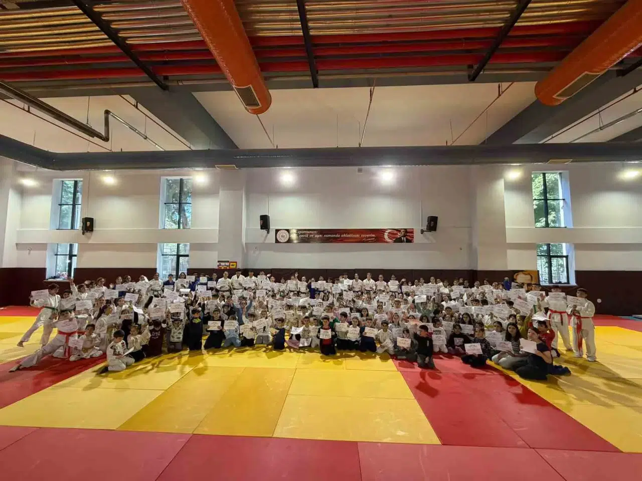 Salihli’de judo heyecanı: 300 sporcu yeni kemerleri için mindere çıktı