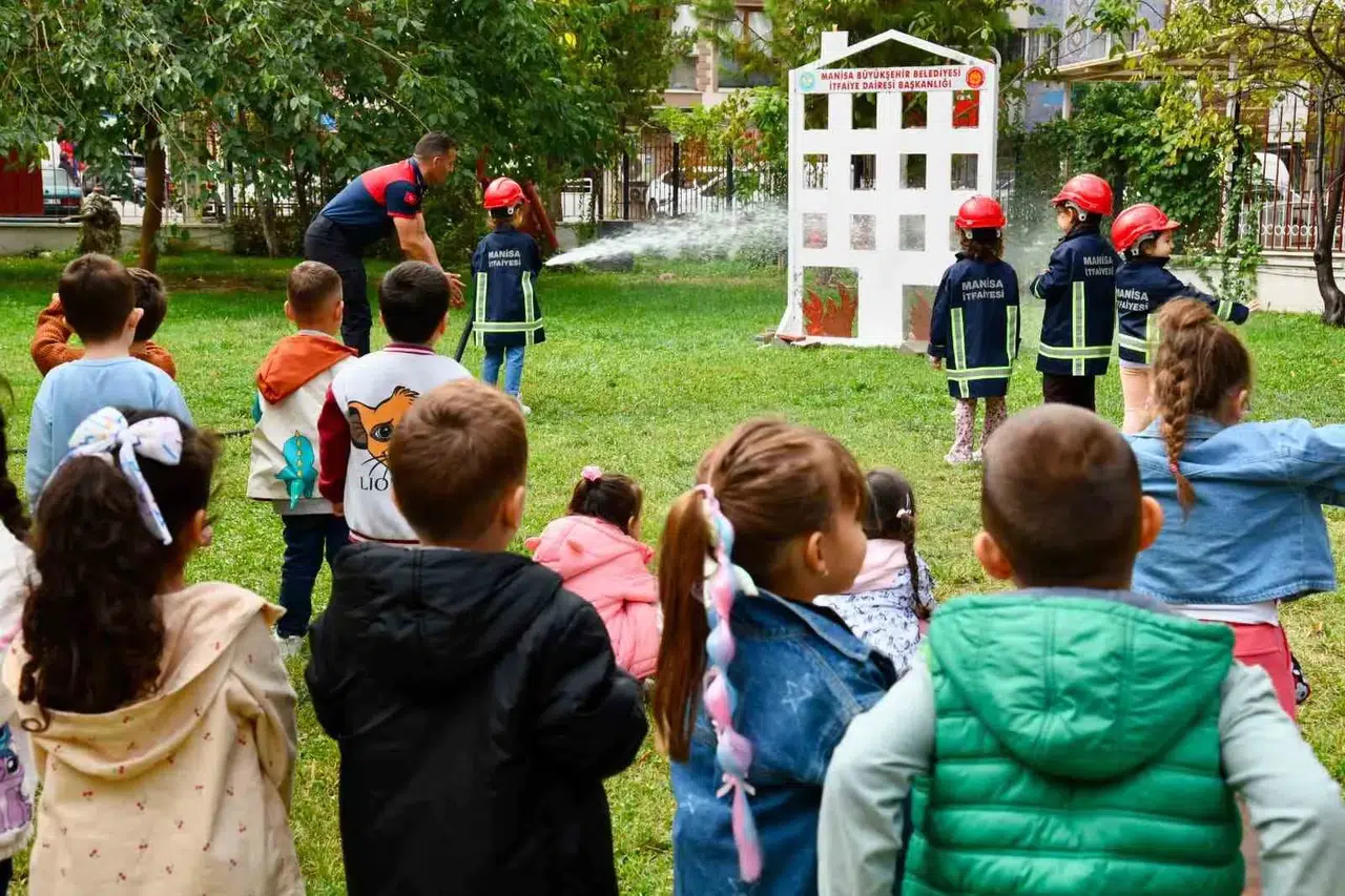 Geleceğin itfaiyecileri iş başında: Miniklerden tam not alan tatbikat