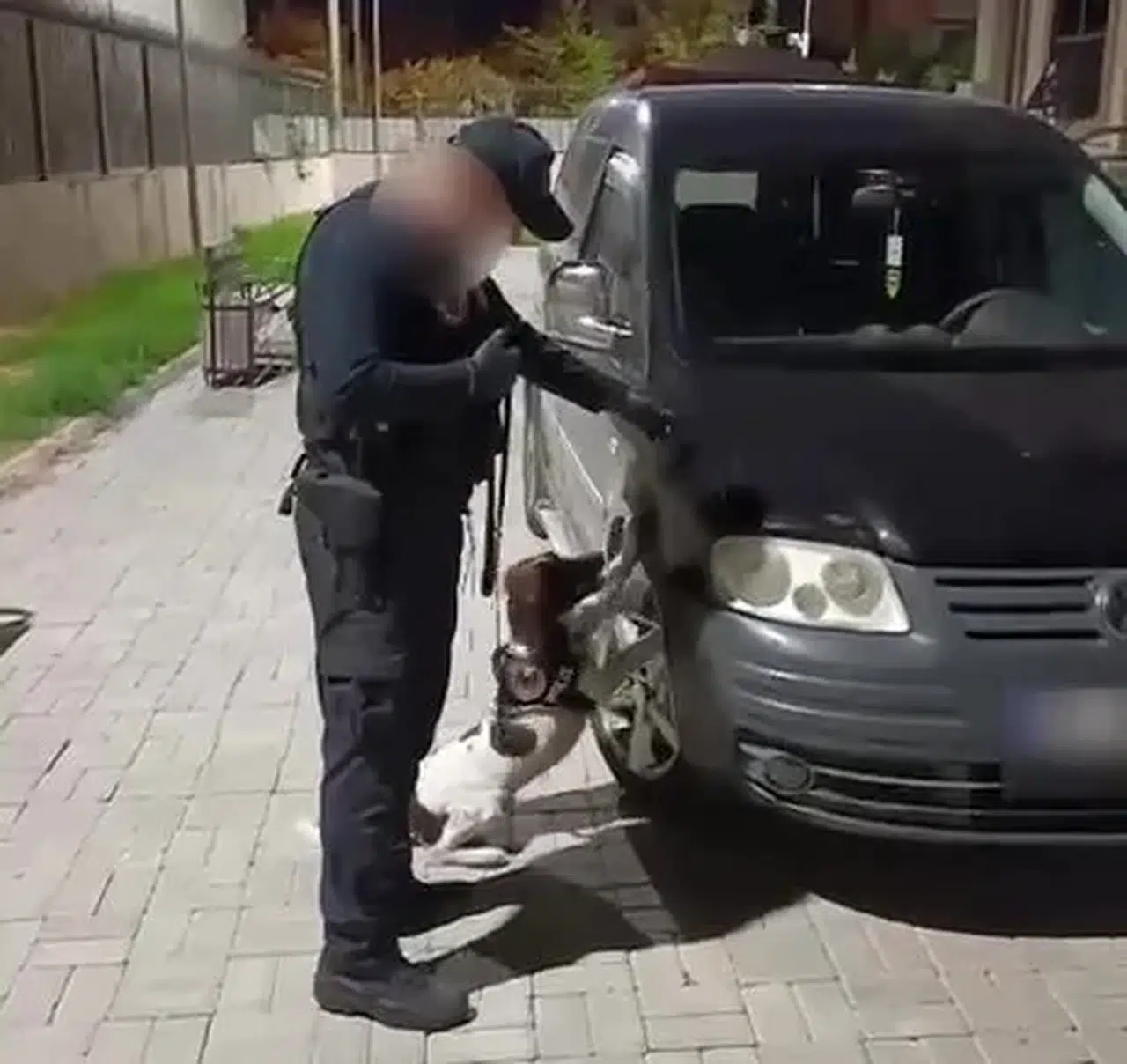 Denizli polisi zehir tacirlerine geçit vermedi: Motorun içine gizlemişlerdi
