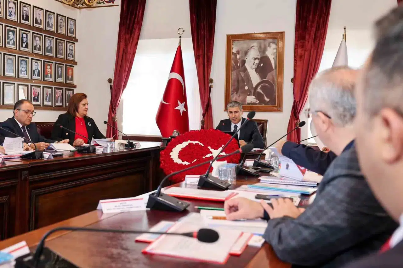 Afyonkarahisar'da egitim yuvalarinda guvenlik zirvesi: Vali Aktas'tan net talimat