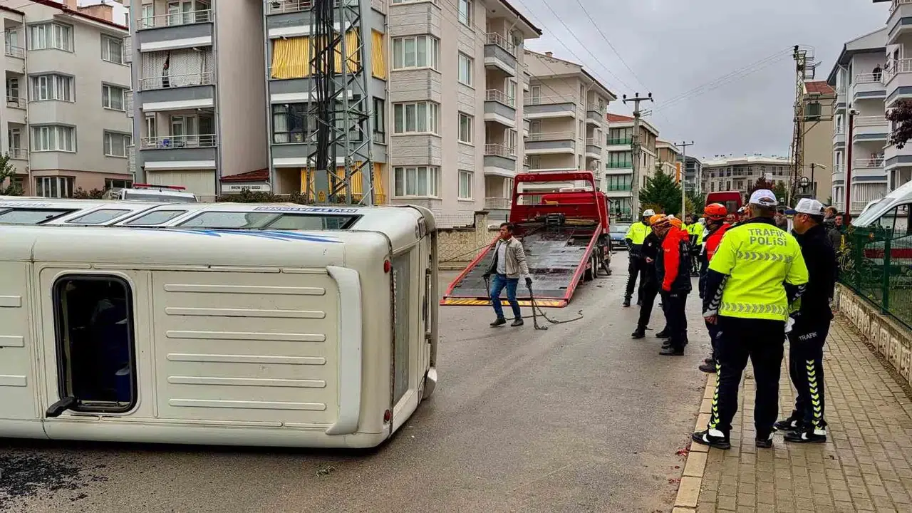 Afyonkarahisar'da dehşet anları: Öğrenci servisi ile minibüs çarpıştı