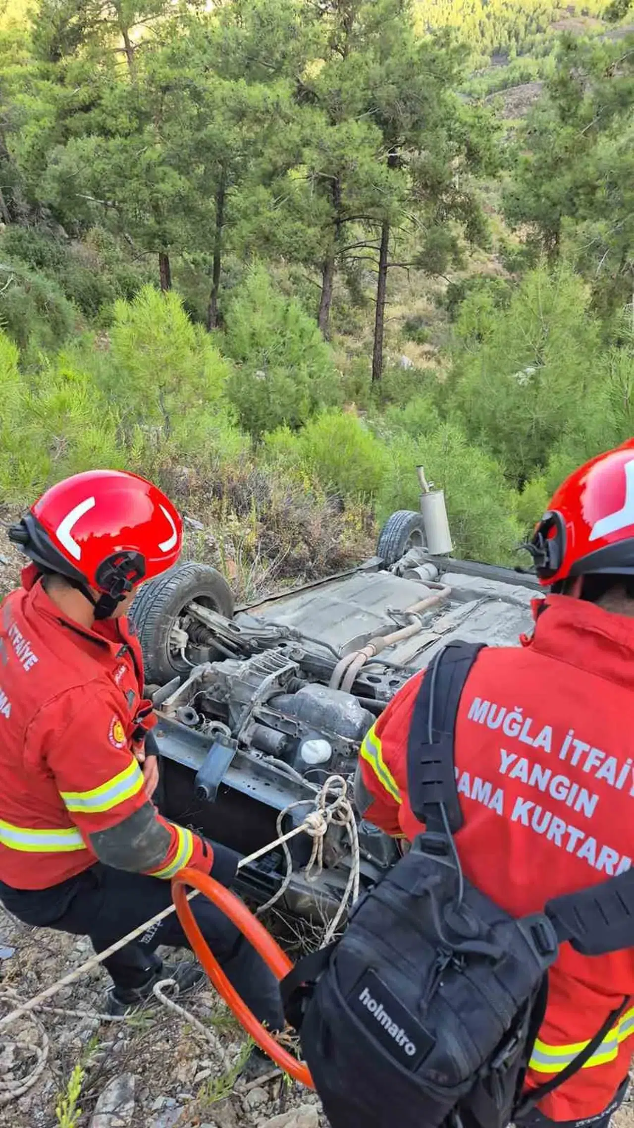 Milas'ta korkutan kaza: Kontrolden çıkan otomobil uçuruma uçtu