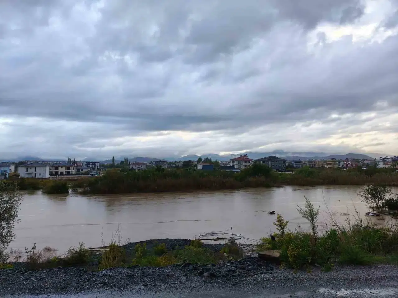 Dalaman'da kabus dolu gece: Tersakan Çayı taştı, yollar trafiğe kapandı