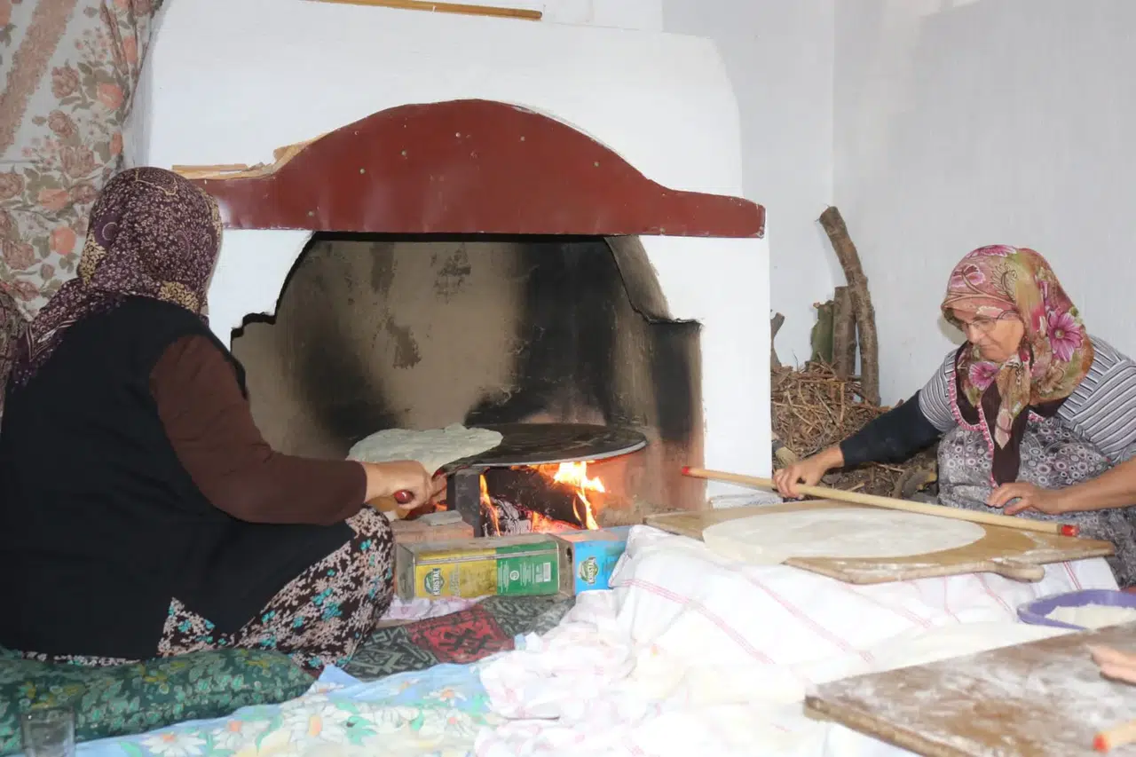 Çivril’de kış hazırlığı telaşı: İmece usulü yufkalarla bereketli sofralar kuruluyor