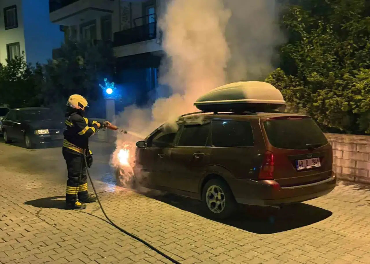 Dalaman'da park halindeki otomobil alevlere teslim oldu
