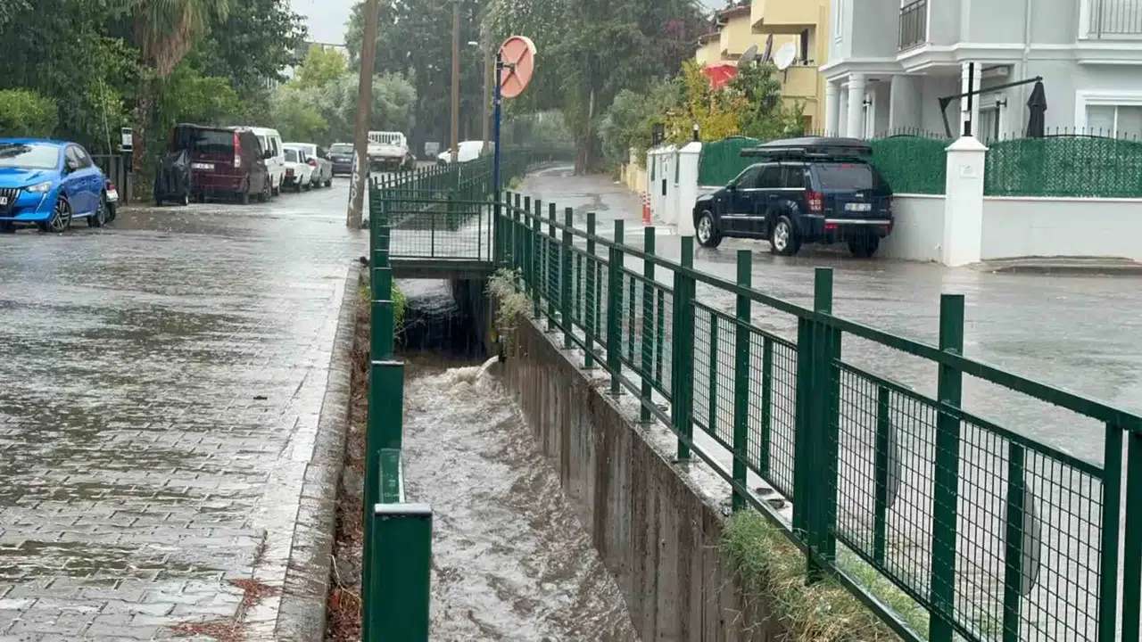 Marmaris’te beklenen yağışlı hava dalgası giriş yaptı