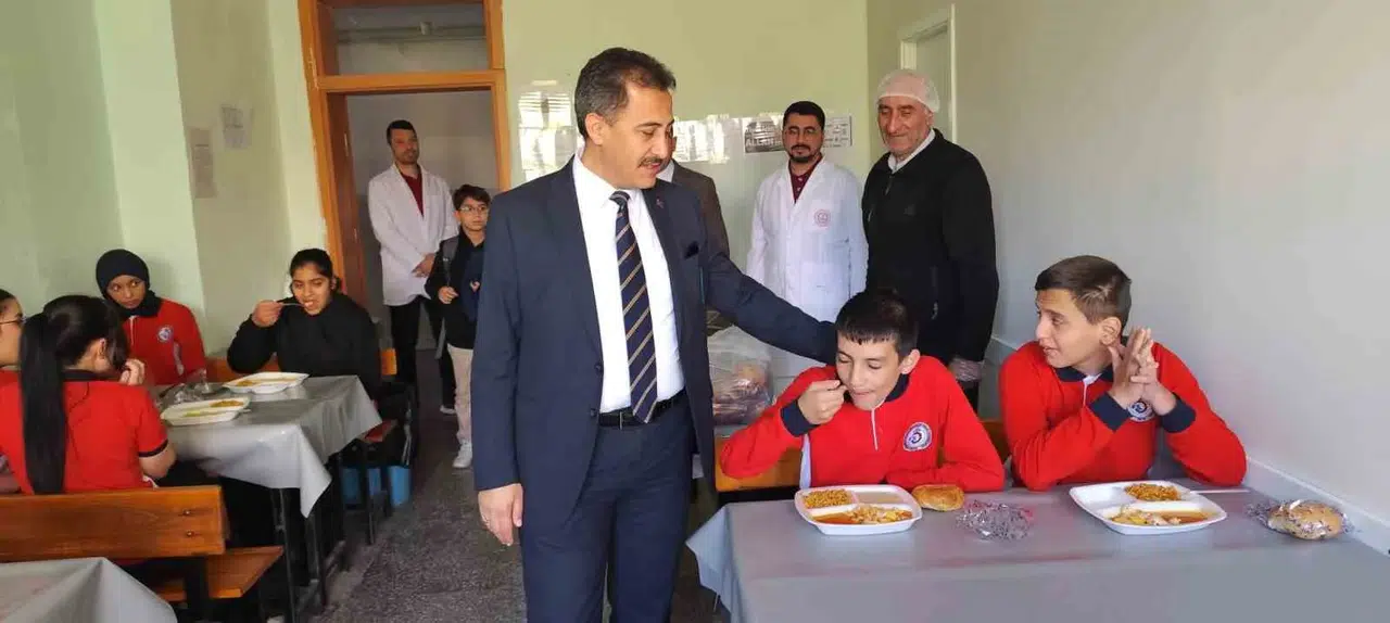 Bolvadin’de eğitimde fırsat eşitliği için öğrencilerle aynı sofrada buluştu