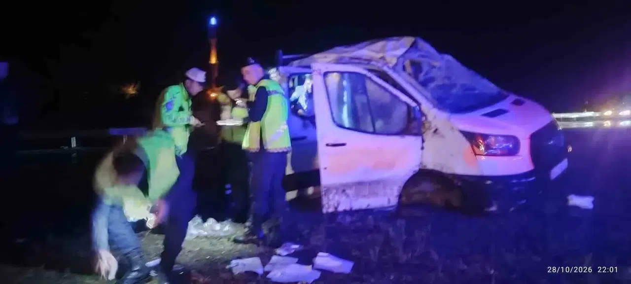 Manisa'da korkutan kaza: Yağışlı havada direksiyon hakimiyetini kaybetti, araç takla attı