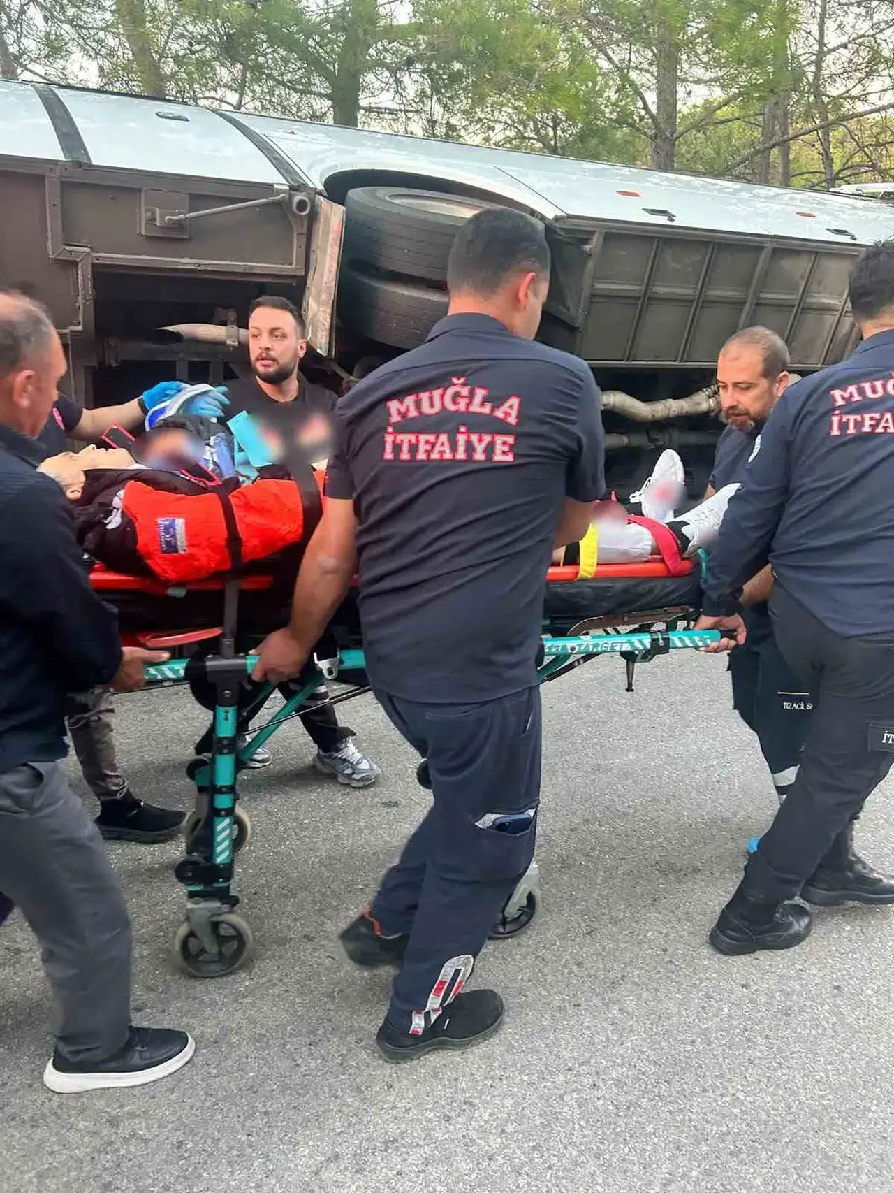 Marmaris yolunda can pazarı: Personel servisi devrildi