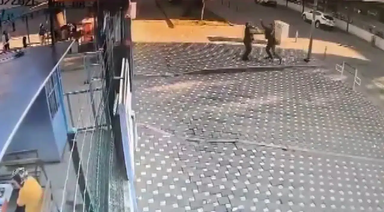 Ödemiş'te okul önünde gergin anlar: Bekçiye saldıran kişinin öğretmen olduğu anlaşıldı