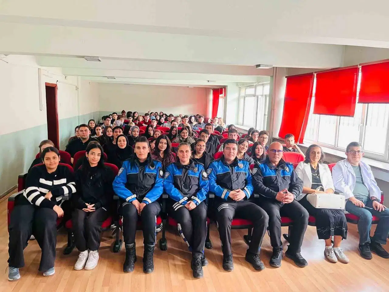 Afyonkarahisar’da gençlere rehberlik: Polis ekipleri okul sıralarına indi