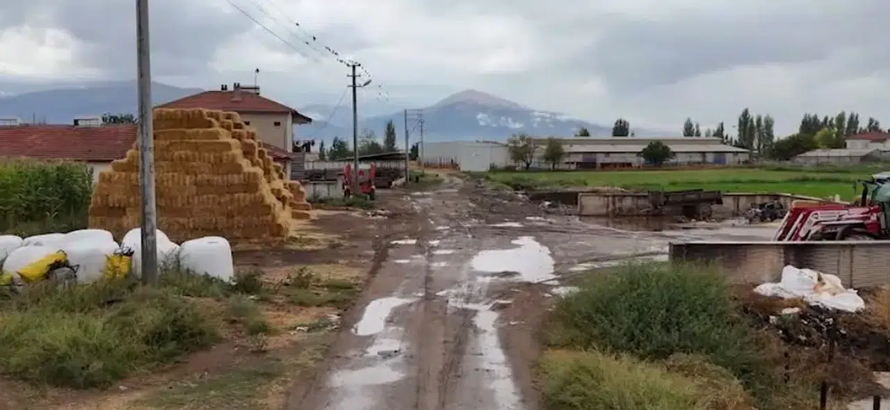 Bolvadin’de kronikleşen yol çilesi tarih oldu: Çiftlik yolları ilk kez asfaltla tanıştı