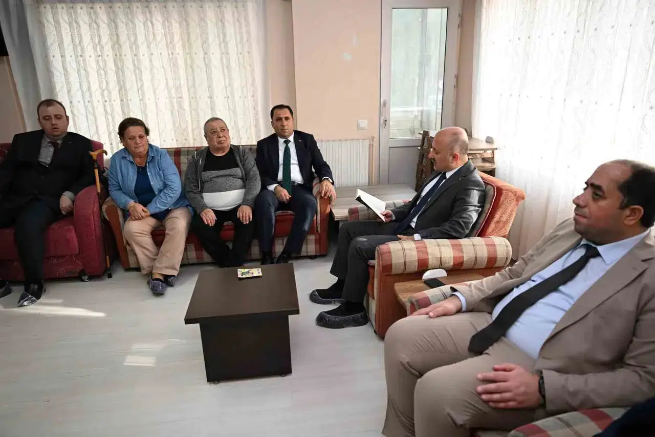 Vali Varol’dan anlamlı ziyaret: Görme engelli vatandaşlarla aynı satırlarda buluştu