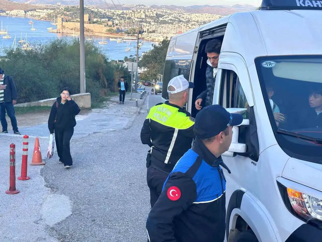 Bodrum yollarında okul servisi mesaisi: Öğrenciler için tam güvenlik denetimi