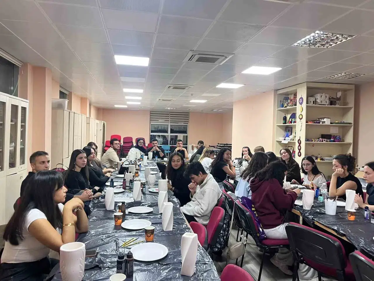 Fırçalar sanata dönüştü: Üniversiteli gençler Menteşe’de hünerlerini sergiledi