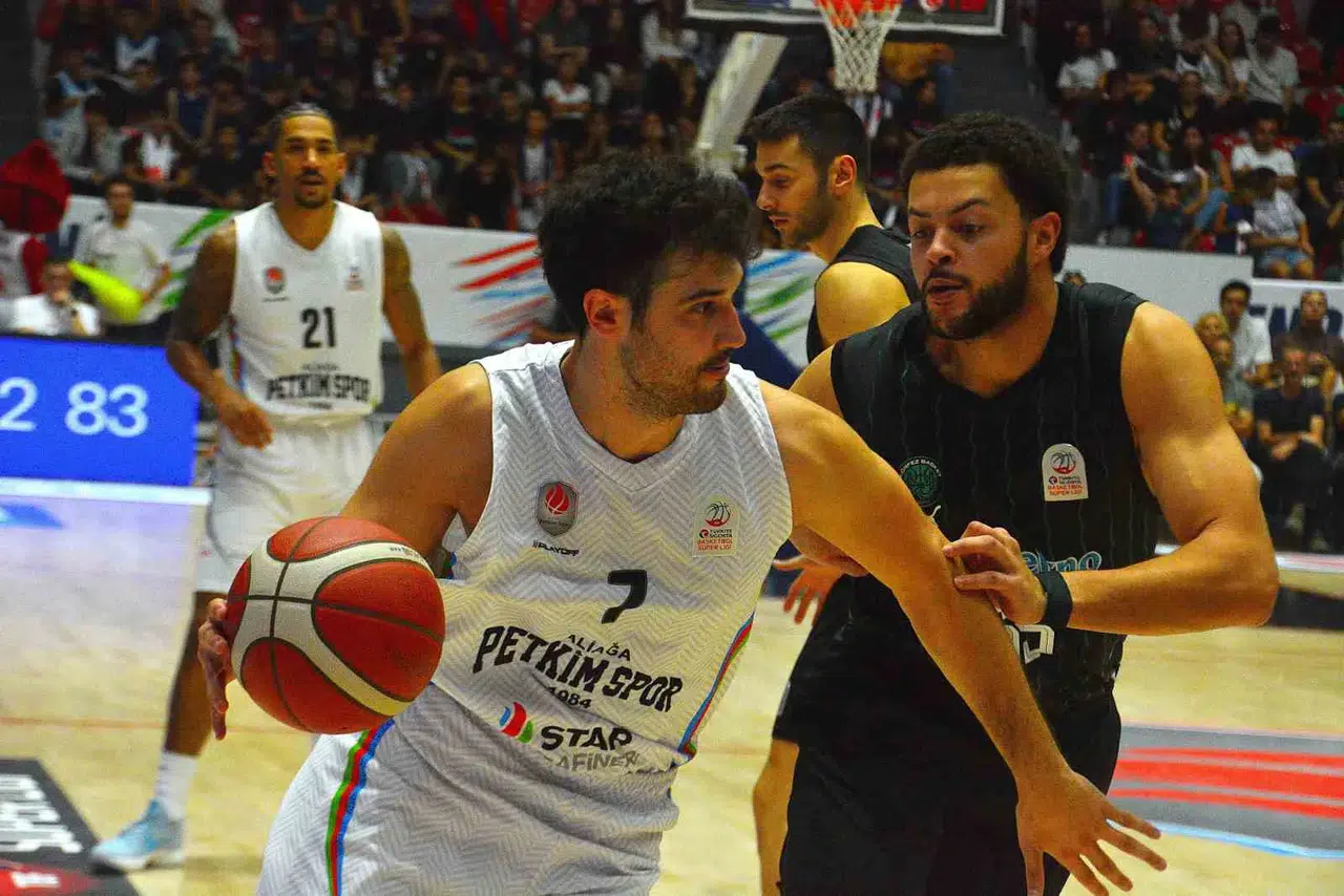 Aliağa’da nefes kesen düello: Körfez Basket son saniyede güldü
