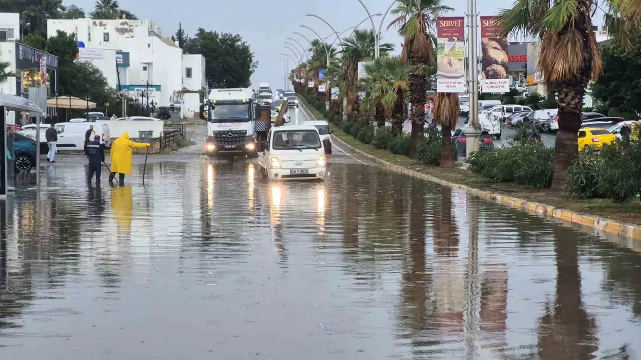 Bodrum'da sağanak kabusu: Ana arterler sular altında kaldı