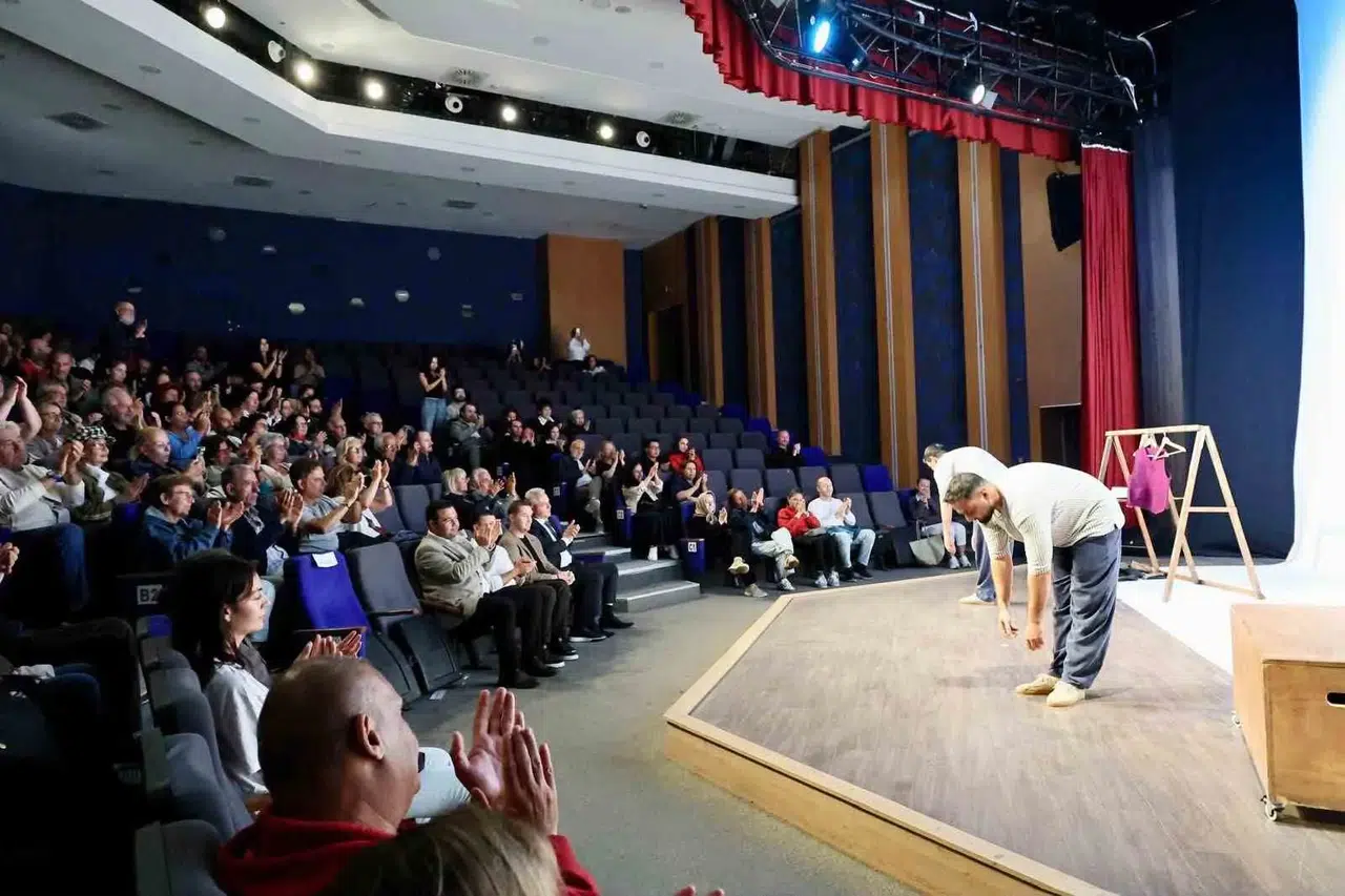 Bodrum sahnelerinde kahkaha dolu bir başlangıç: Cambazın Cenazesi perdelerini açtı