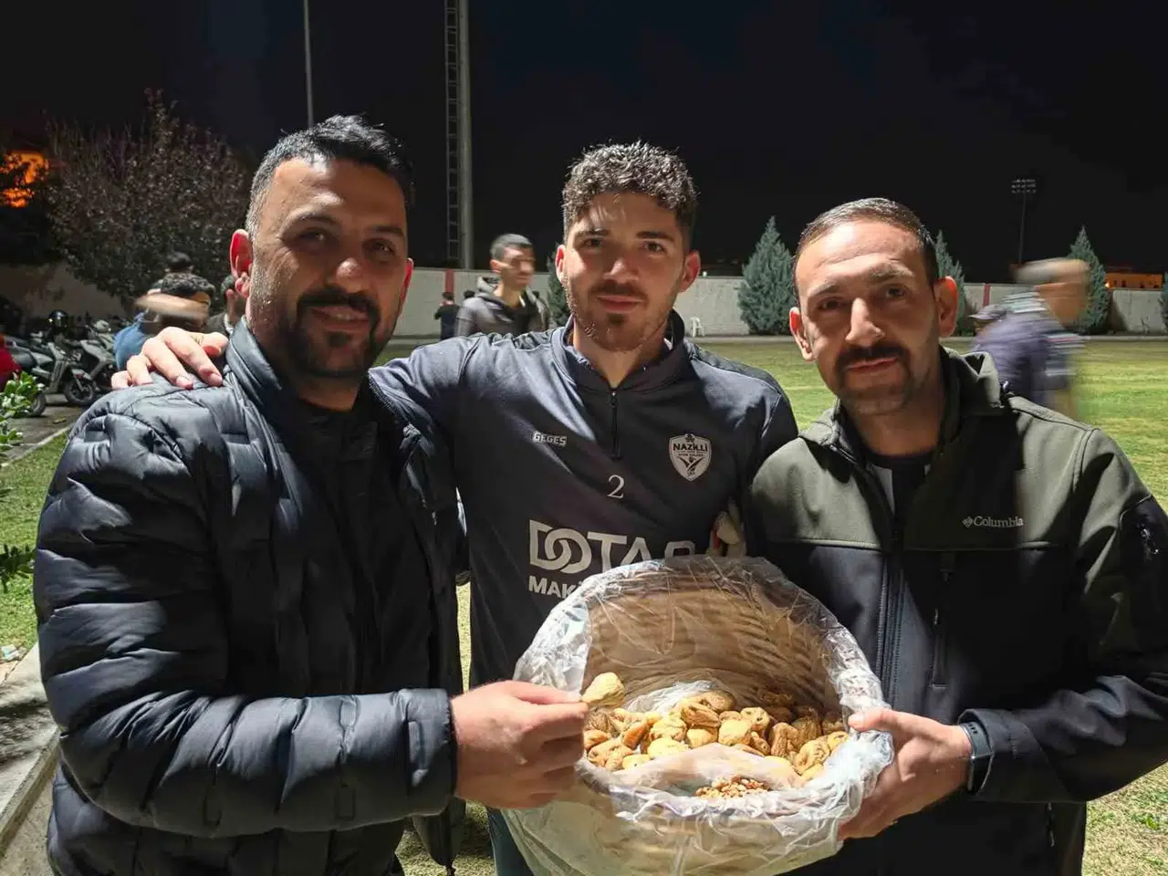 Nazilli'de Sazlı Gençlikspor mesaisi: Taraftardan takıma incirli moral desteği