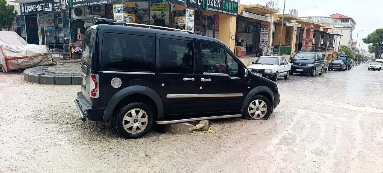 Buldan’da belediye çalışmaları sürücüleri isyan ettirdi: Rögar kapağı aracı askıda bıraktı