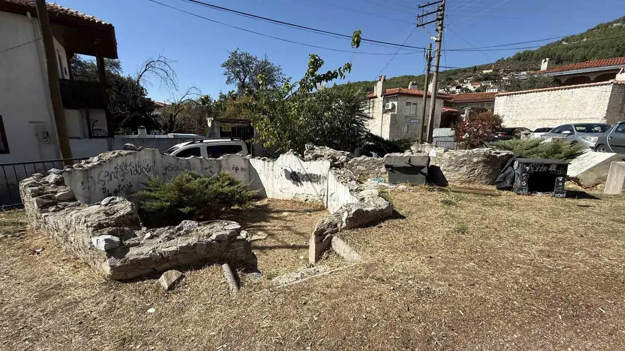 Muğla’nın manevi emaneti kaderine terk edildi: Tarihi Üç Erenler Türbesi çöp yığınları arasında