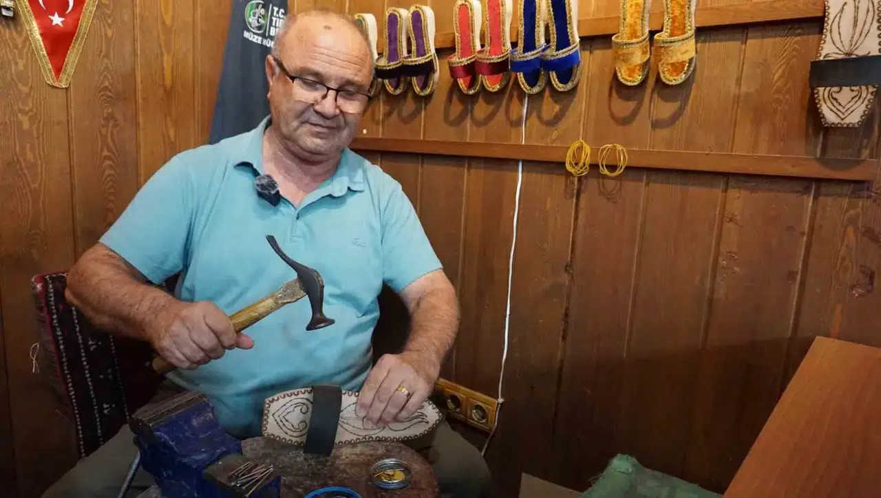 Plastik devrine inat ahşabın sesi: İzmirli usta asırlık geleneği yaşatıyor
