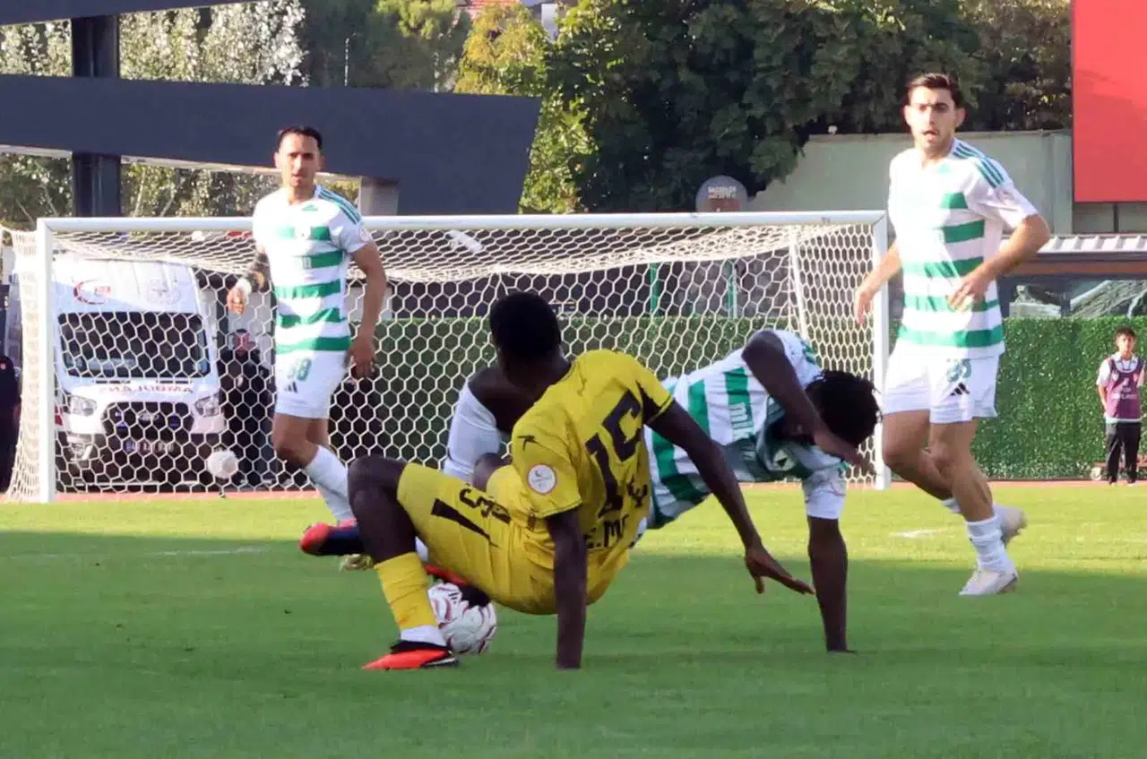 Muğlaspor fırtınası Atatürk Stadı'nı yıktı geçti: İstanbulspor'a gol yağmuru