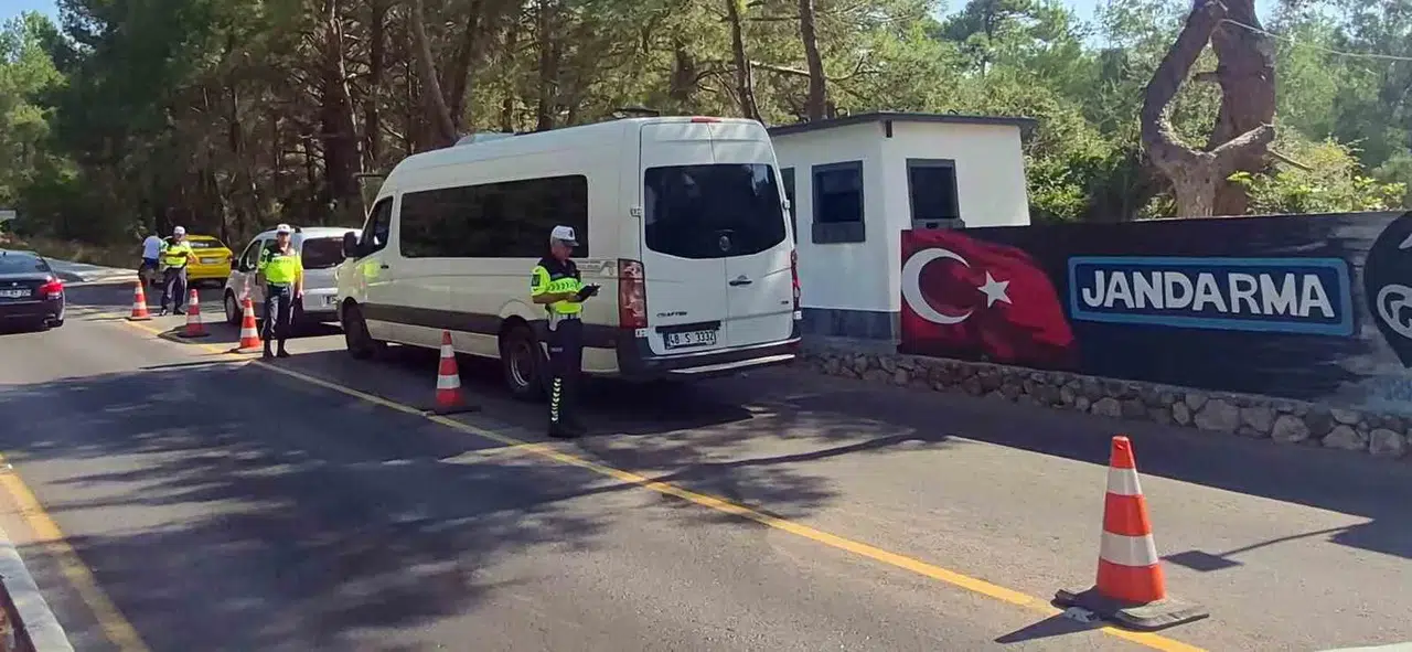Muğla yollarında sıkı denetim: Yüzlerce araç trafikten çekildi