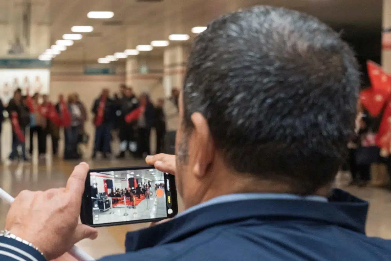 İzmir Metrosu’nu Cumhuriyet coşkusu sardı