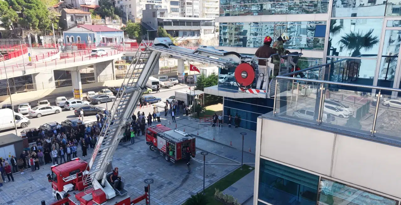Bayraklı Belediyesi’nde Yangın Ve Acil Durum Tatbikatı