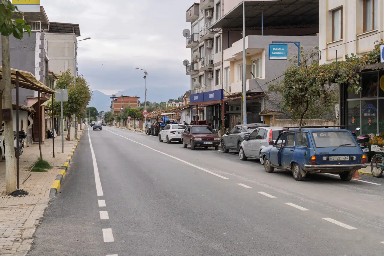 İzmir'in en uzak yolu yenilendi