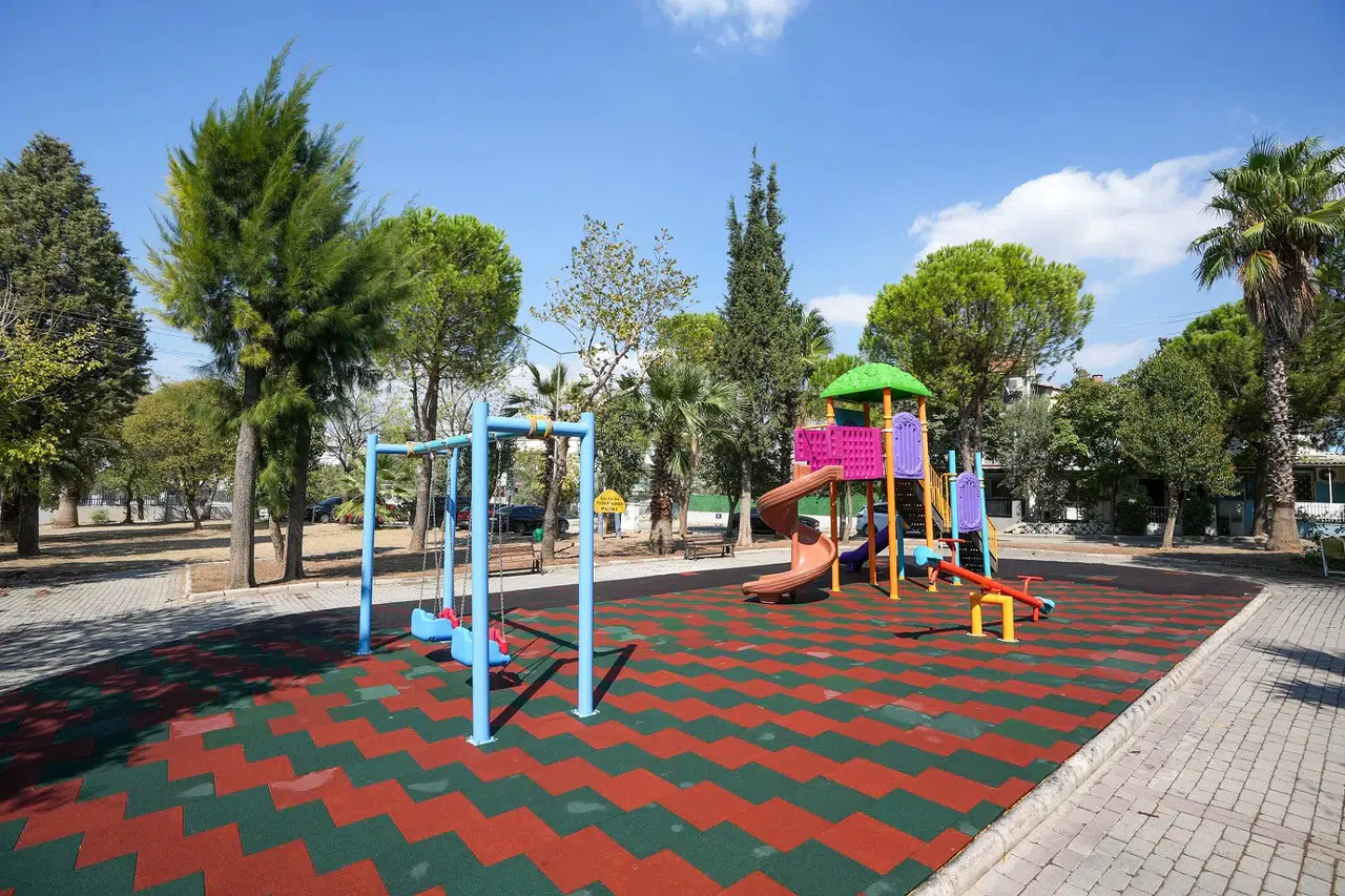Gaziemir’in parklarında bakım ve yenileme çalışması