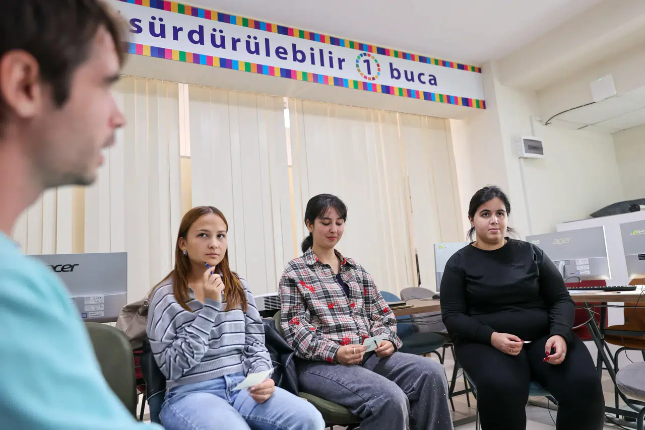 Buca'da Gençler İngilizce Konuşma Kulübü İle Dil Engelini Aşıyor