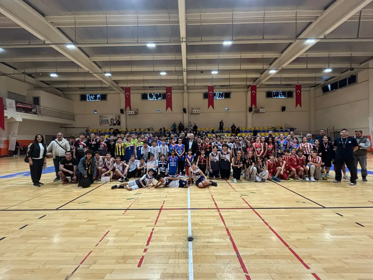 Bergama’da Cumhuriyet Bayramı Coşkusu Basketbol Sahasına Taşındı