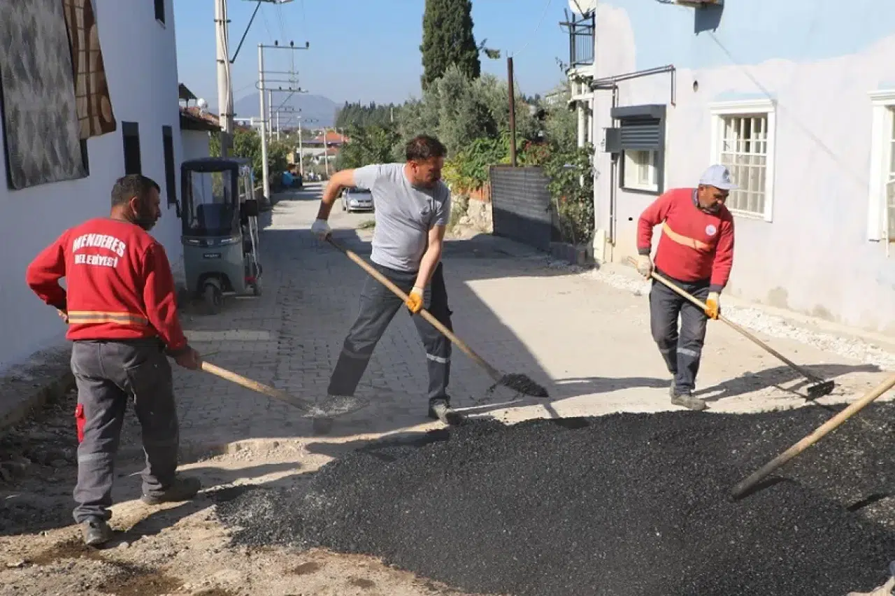 Menderes’te Asfalt Seferberliği Sürüyor
