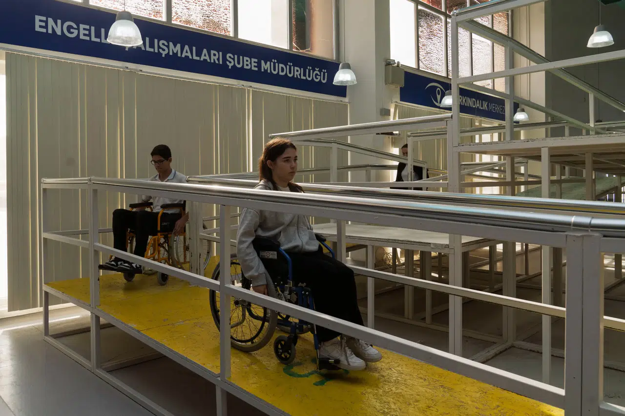 İzmir’de empati parkuru: Engelleri deneyimleyerek fark ediyorlar
