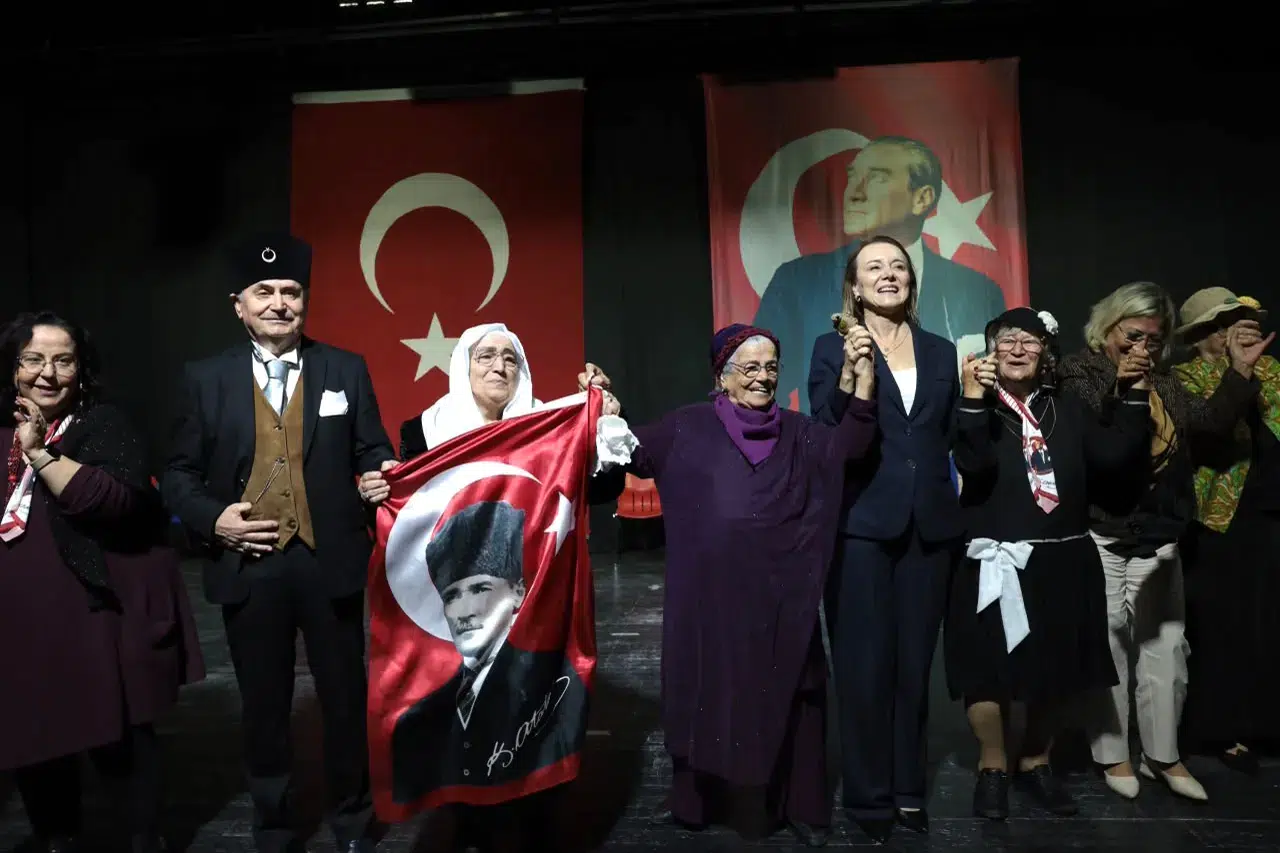 Konak’ın çınarlarından unutulmaz Cumhuriyet gösterisi