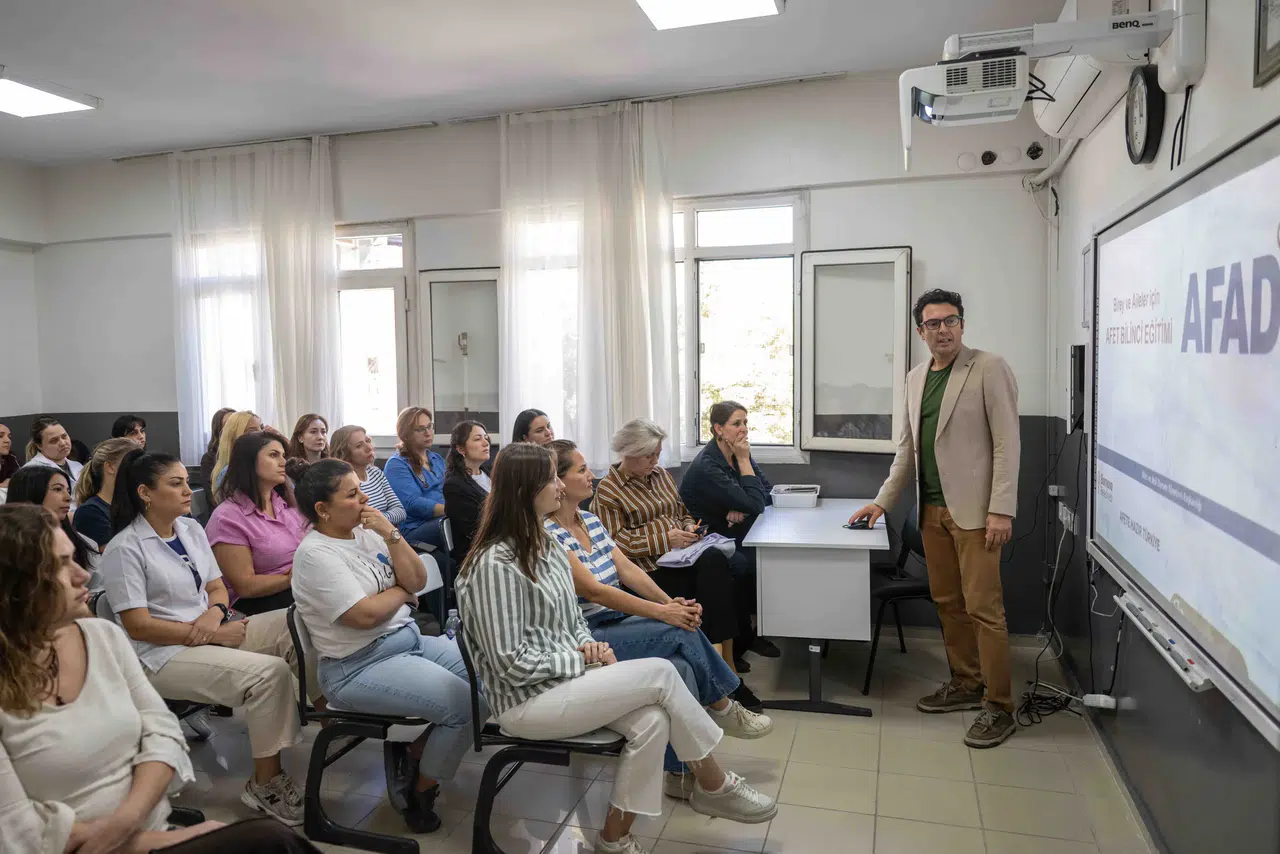 Bornova’da geleceğin eğitim neferlerine “Temel Afet Bilinci Eğitimi”