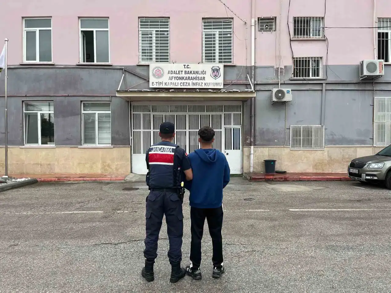 Afyonkarahisar jandarmasından suçlulara geçit yok: 40 gözaltı