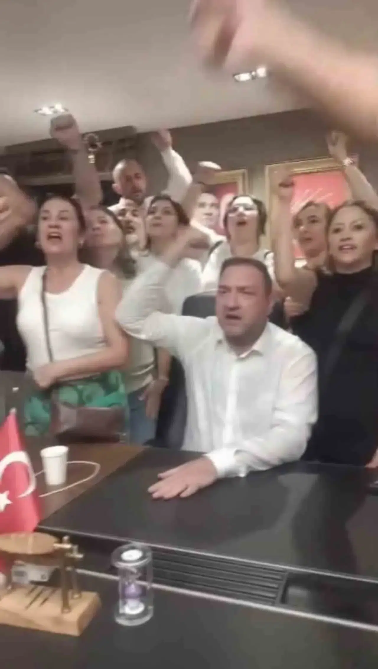 CHP İzmir’de gece yarısı gerilimi: İl binasında koltuk devir teslimi arbedeyle gölgelendi