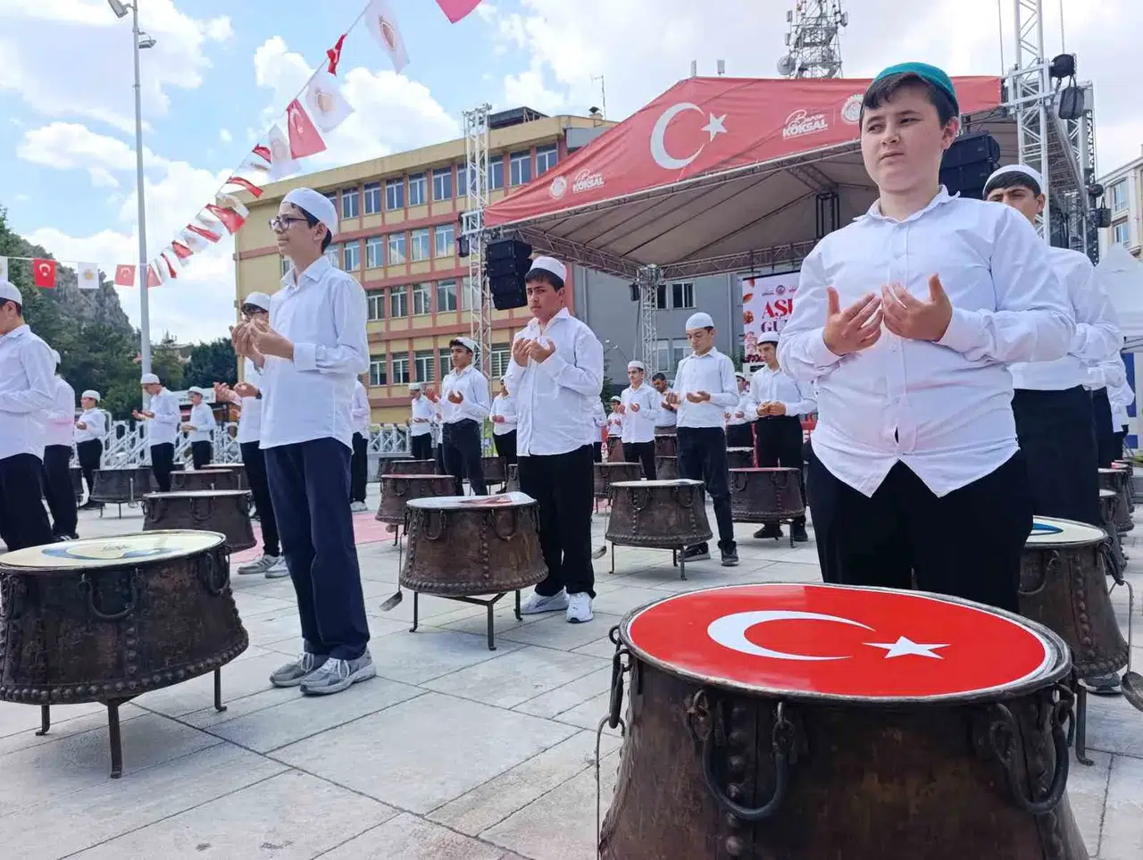 Afyonkarahisar’da 500 yıllık gelenek: 40 hatimle hazırlanan şifalı aşureler paylaşıldı