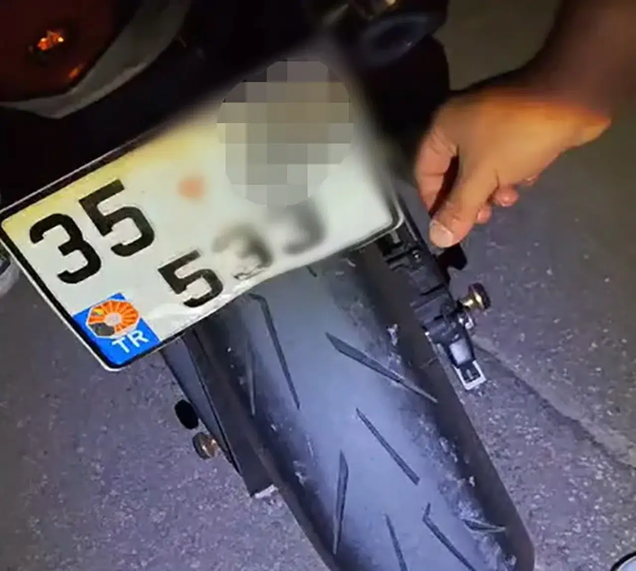 Manisa'da motosiklet sürücüsüne ağır fatura: Katlanır plaka ve abartı egzoz affedilmedi