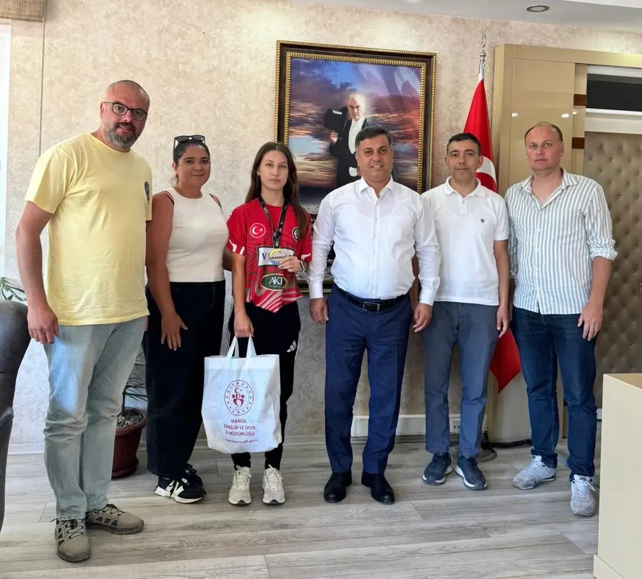 Pedallara kan bulaştı ama o vazgeçmedi: Manisalı Nazife’den büyük gurur