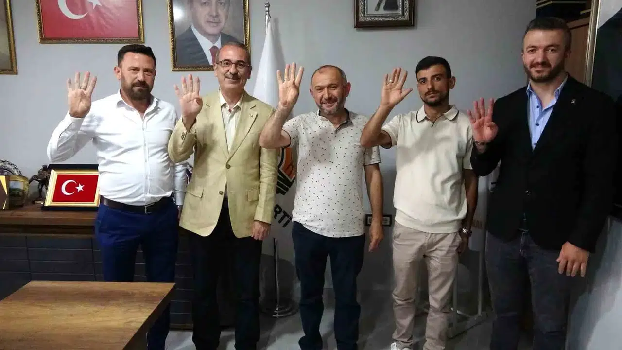 Kütahya siyasetinde hareketli saatler: Anahtar Parti’den istifa eden isimler AK Parti saflarına katıldı