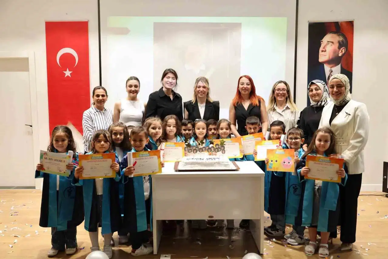 Minik öğrencilerin büyük gururu: Mezuniyet heyecanı Merkezefendi’de yaşandı