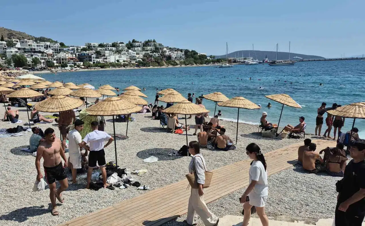 Bodrum'da termometreler zirveyi gördü: Tatilciler soluğu serin sularda aldı